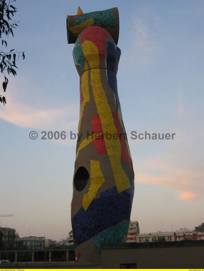 10 m hohe Plastik von Joan Mirò an der Carrer de Tarragona