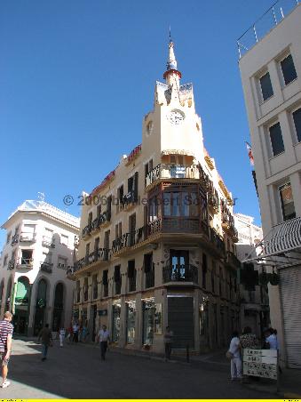 Casa Bartomeu Carbonell i Mussons - 1913 - 1915 - Arch.: Ignasi Mas i Morell - Plaça del Cap de la Vila 7-8