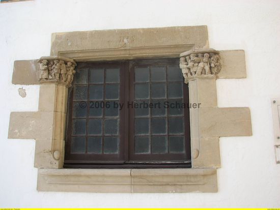 Anordnung der Figurengruppen um Fenster- und Türöffnungen (Pere Jou Fenster)