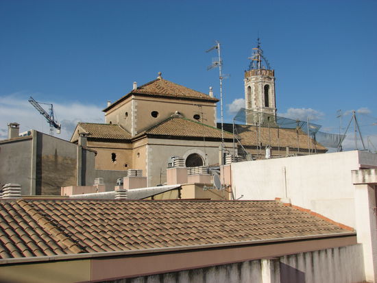 Von der Dachterrasse blickt man auf die alte Pfarrkirche