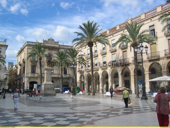 Plaça de la Vila - repräsentativer Hauptplatz des Ortes - ein Ort zum Verschnaufen, für ein Bier oder einen Wein