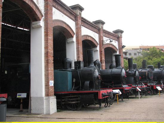 Im Lokschuppen stehen alte Loks mit detailgenauen Angaben über Herkunft, Hersteller, PS-Zahl usw.