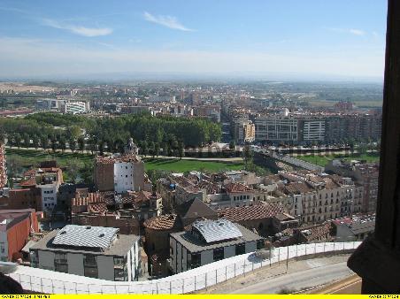 Blick aus dem Kreuzgang auf die Stadt