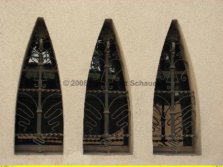 Fensternischen mit schmeideeiserenen Gittern
