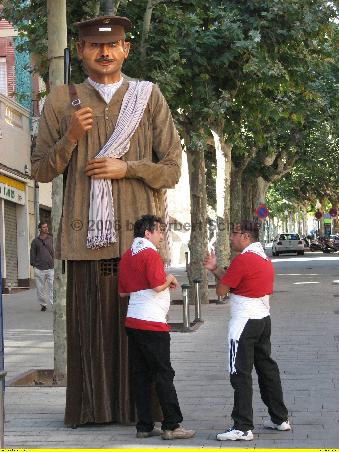 Anläßlich eines besonderen Festes stehen lauter überlebensgrosse Figuren in der Stadt herum.