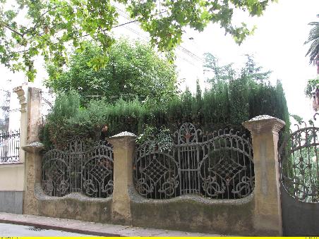 Umzäunung zwischen Passeig 36 und 38