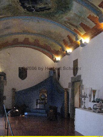 Wohnraum mit bemalter Bodendecke