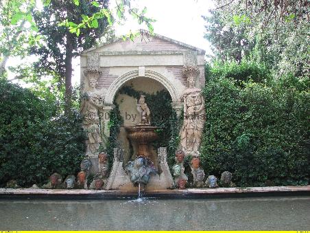 Am kleinen Springbrunnen fallen dann auch noch die vielen Wagner-Skulpturen auf.