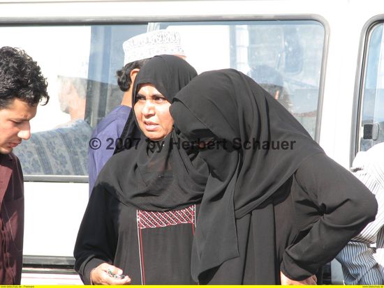 skeptische Damen beim Einkauf