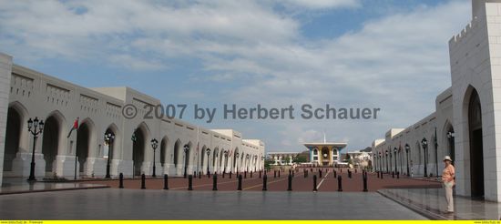 der Sultanspalast - Zufahrt