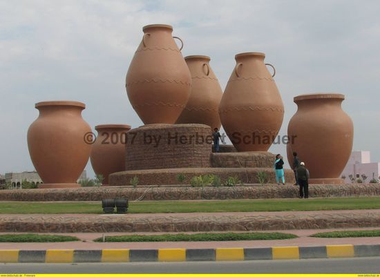 Roundabout im Emirat Fujarah an einer winzigen Kreuzung