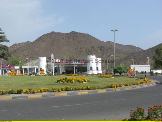 Roundabout im Emirat Fujarah mit Tankstelle in Fort-Architektur