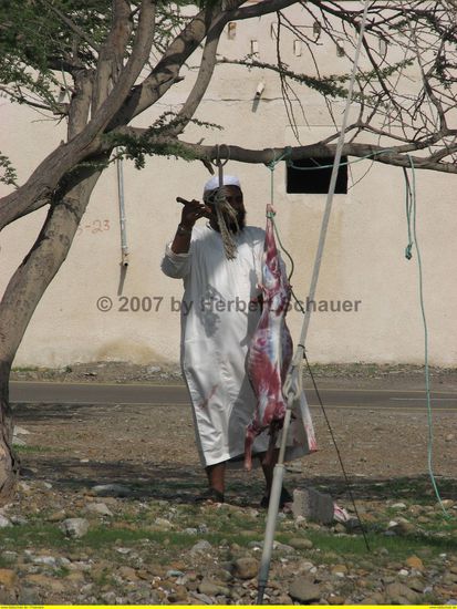Metzger beim Schlachten einer Ziege auf dem Marktplatz von Mahda (Oman)