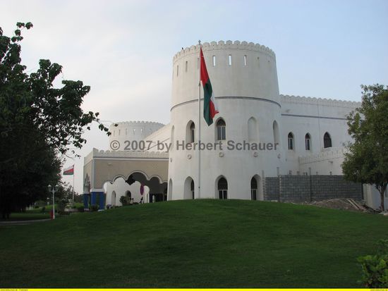 Sohar Beach Hotel - auch in der Architektur wie ein Fort erbaut