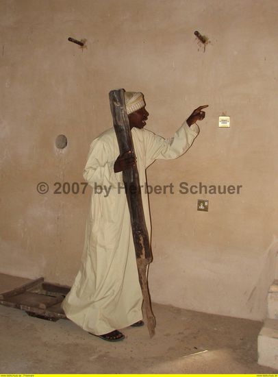 unsere freundlicher Führer zu den Besonderheiten der Wehranlage