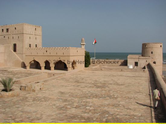 Meeresseite des Innenhofes mit Rund- und Viereckwehrturm