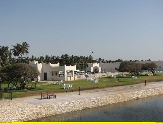 das moderne Museum mit Parkanlage und Parkplatz