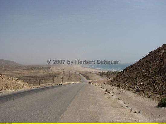 Küstenstraße durch die fast kahle Küstenebene nach Mirbat
