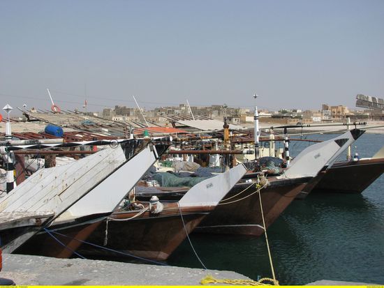 vom Hafen Mirbat hat man ein guten Überblick auf die Stadt auf der Halbinsel