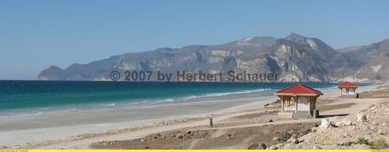 km-langer Sandstrand bei Mughsayl