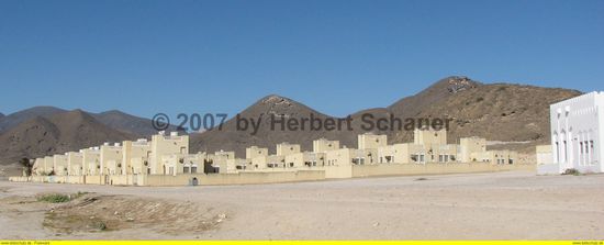 die Regierung baute für die Fischer ein neues Dorf in Einheitslook - schön?