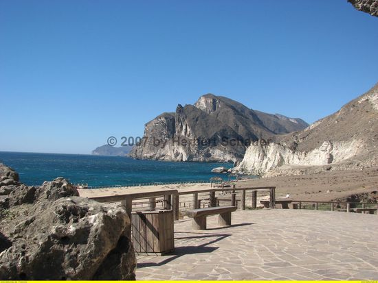 Mughsayl-Park mit Fontäne und eigenartigen Felsformationen