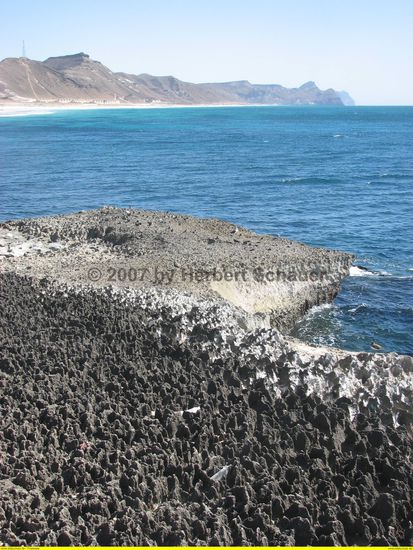 Stalagmiten? an der Küste von Mughsayl