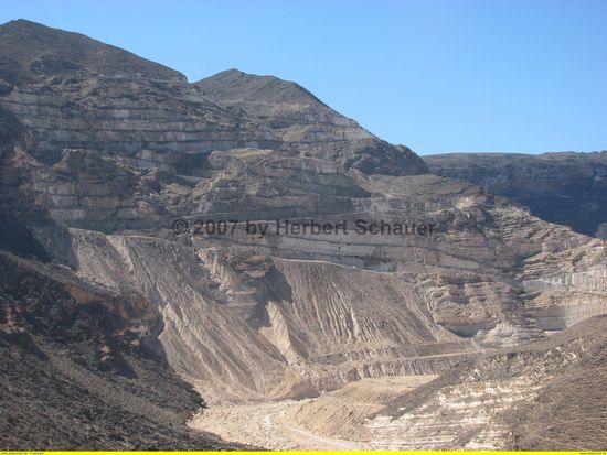 der ganze Berg wurde 'aufgesägt', um die Straße in Serpentinen fast 500m hochzuführen