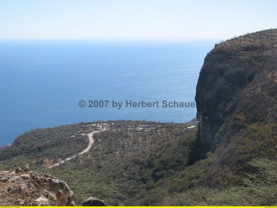 Blick auf das Grenzdorf - Straße nach Hayut (Jemen)