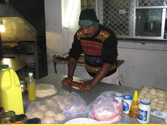 das frisch gebackene dünne Fladenbrot ist köstlich