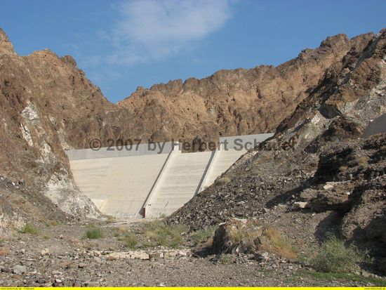 Staumauer am Ende des Wadi