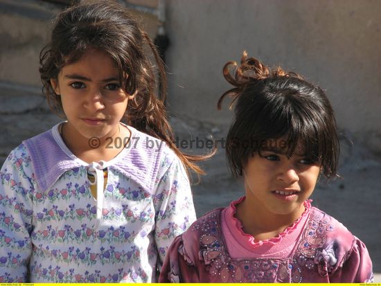 schade, dass diese hübschen Mädchen in ein paar Jahren völlig verschleiert ihre Schönheit verstecken (müssen)