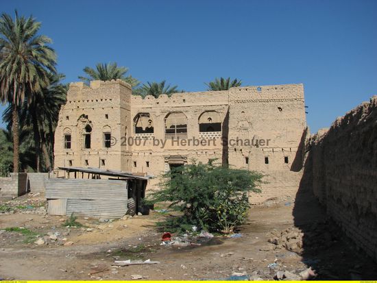 Auf einem Grundstück findet man dieses verfallende ehemals wohl wunderschöne Gebäude und