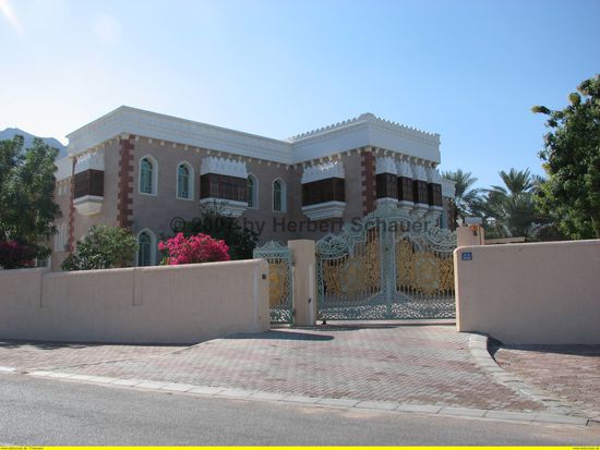 den Neubau mit elektrisch betriebener Toreinfahrt und Videoüberwachung.