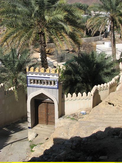 durch das östliche Tor wieder hinab zum Parkplatz