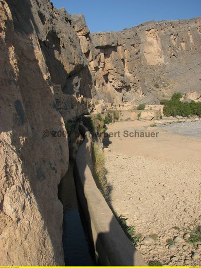 der noch intakte falaj aus den Bergen am Wadirand