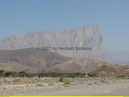 Bergrücken vor imponierender Bergkulisse mit 23 Bienenkorbgräbern