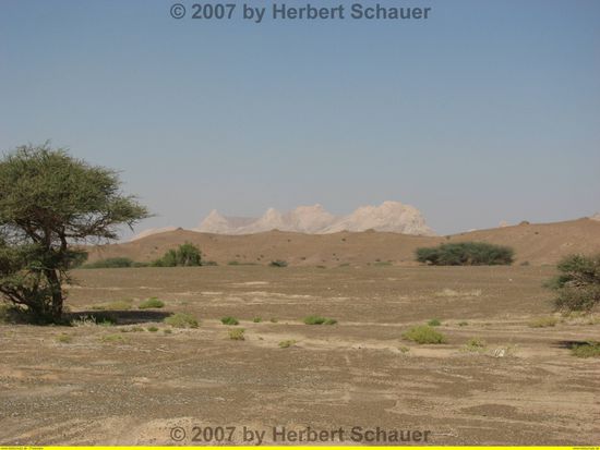 auf der Fahrt findet man noch weitere, aber stärker verfallene Gräberhügel