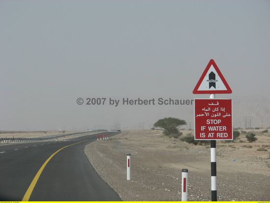 auch die Autobahn führt durch Wadis, die mal überflutet werden können