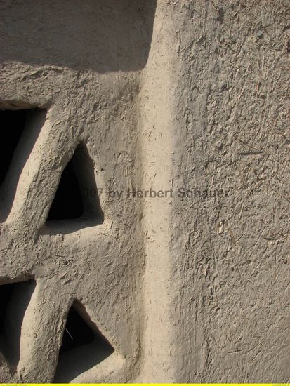 auf dem Hof werden Stroh, Lehm und Wasser zum verwendeten Putz vermischt