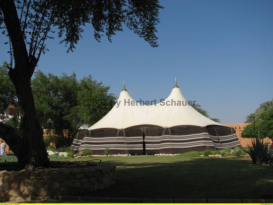 großes Zelt im Hof