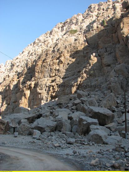 dies ist der Felsabbruch, auf dessen Trümmer die Felsmalereien des Wadi Rawi (schwer) zu fidnen sind