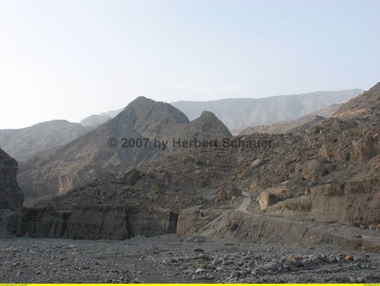 doch bald verläßt die Piste das Flussbett und es steigt stark an