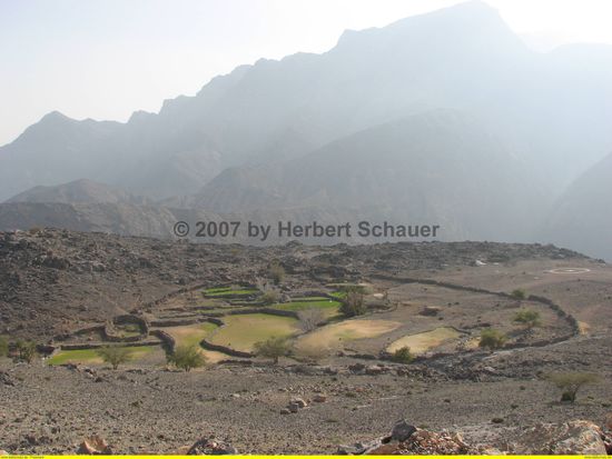 kleine Ebene zur Felderbewirtschaftung mit Hubschrauberlandeplatz (rechts)