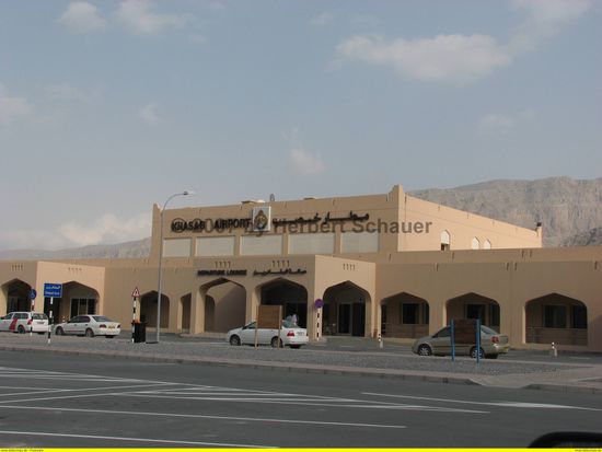 Airport Khasab mit riesigem, aber leerem Parkplatz