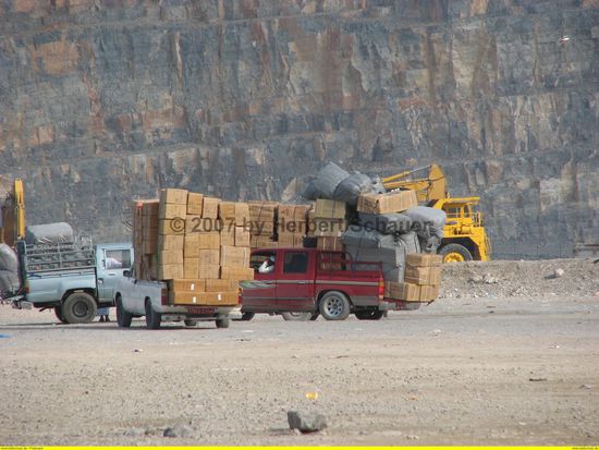 Omanis bringen die Waren mit ihren Pick-Ups