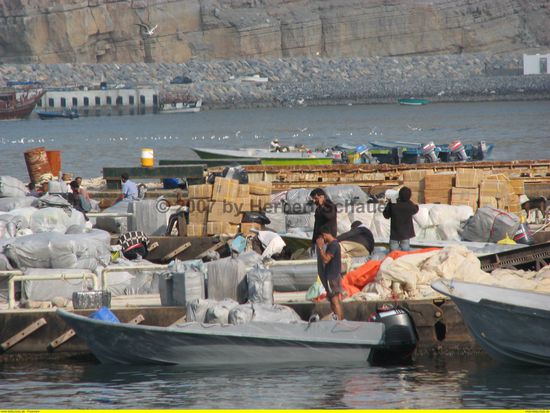 Perser verstauen die Waren auf ihren Schnellbooten (wasserdicht)