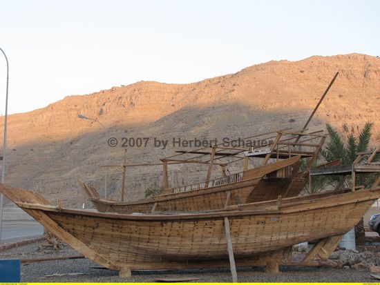 alte, restaurierte Dhaus vor dem Fort