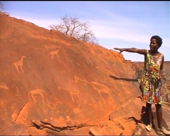 Margret zeigt uns Felszeichnungen