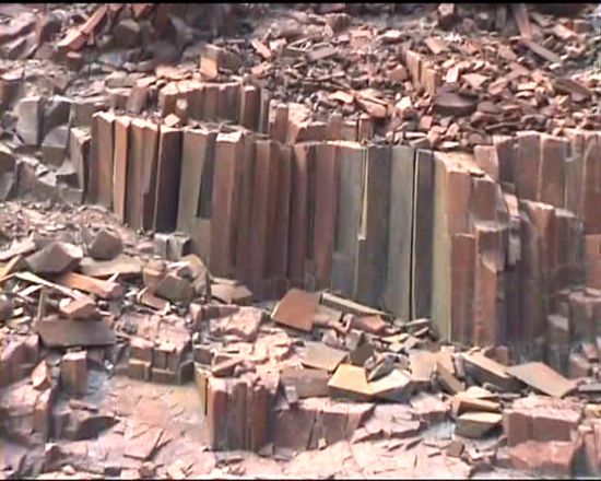 fünfeckig - die besondere Form der Basaltsäulen - es gibt sie auch an der Nordküste Nordirlands als 'Giants Causeway'